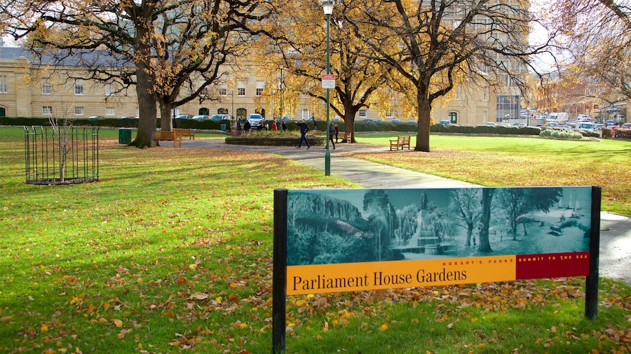 Parlement mettant en vedette feuilles d\'automne, signalisation et parc