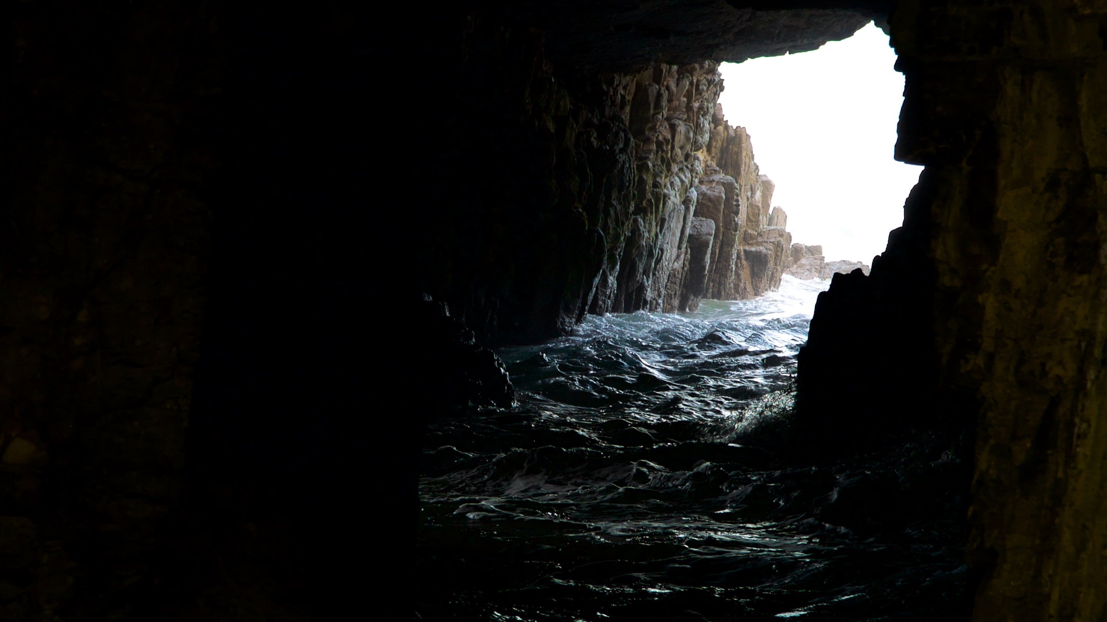 Remarkable Cave som viser stenete kystlinje og huler