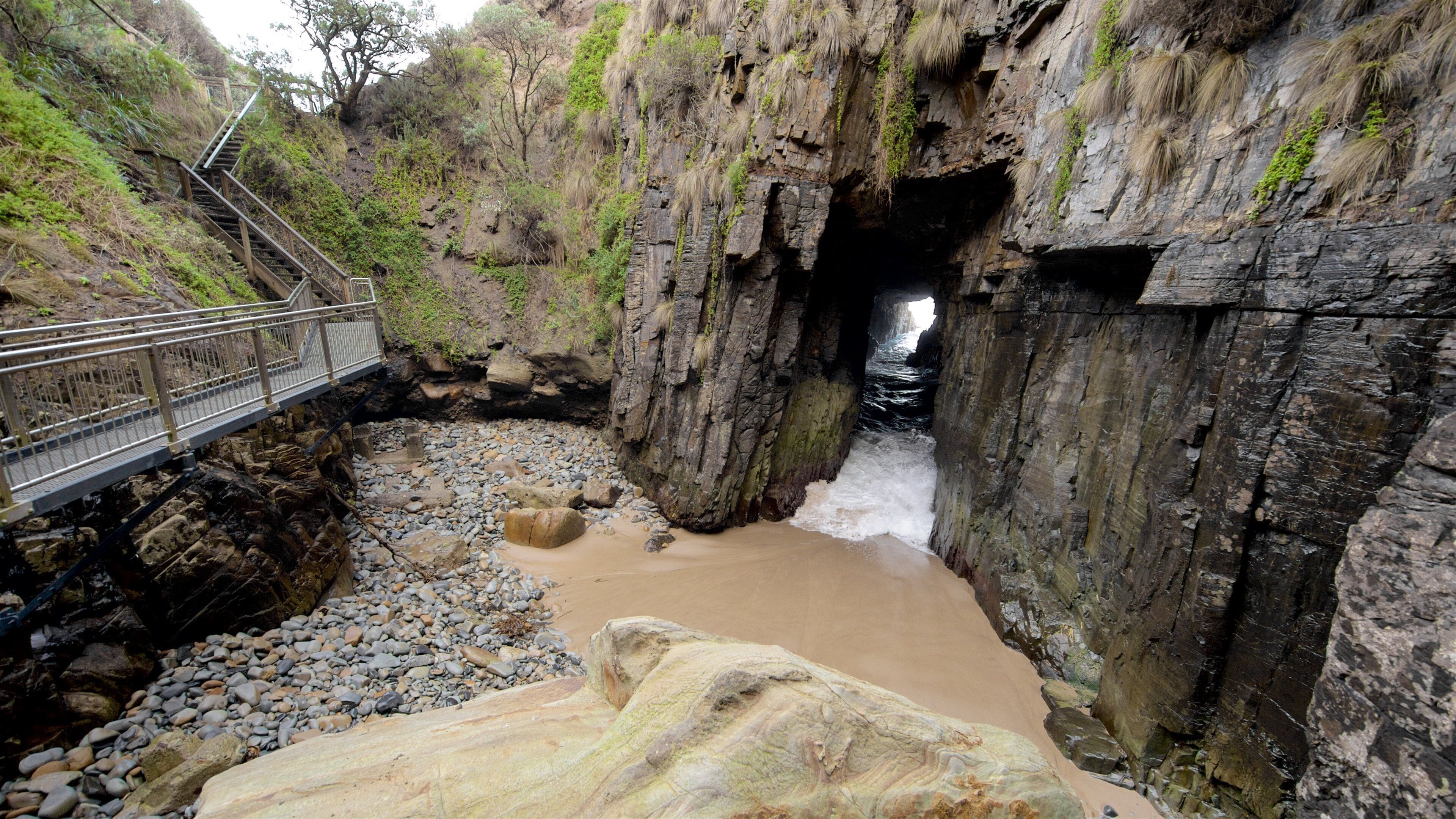 Remarkable Cave som inkluderer strand, klippelandskap og huler