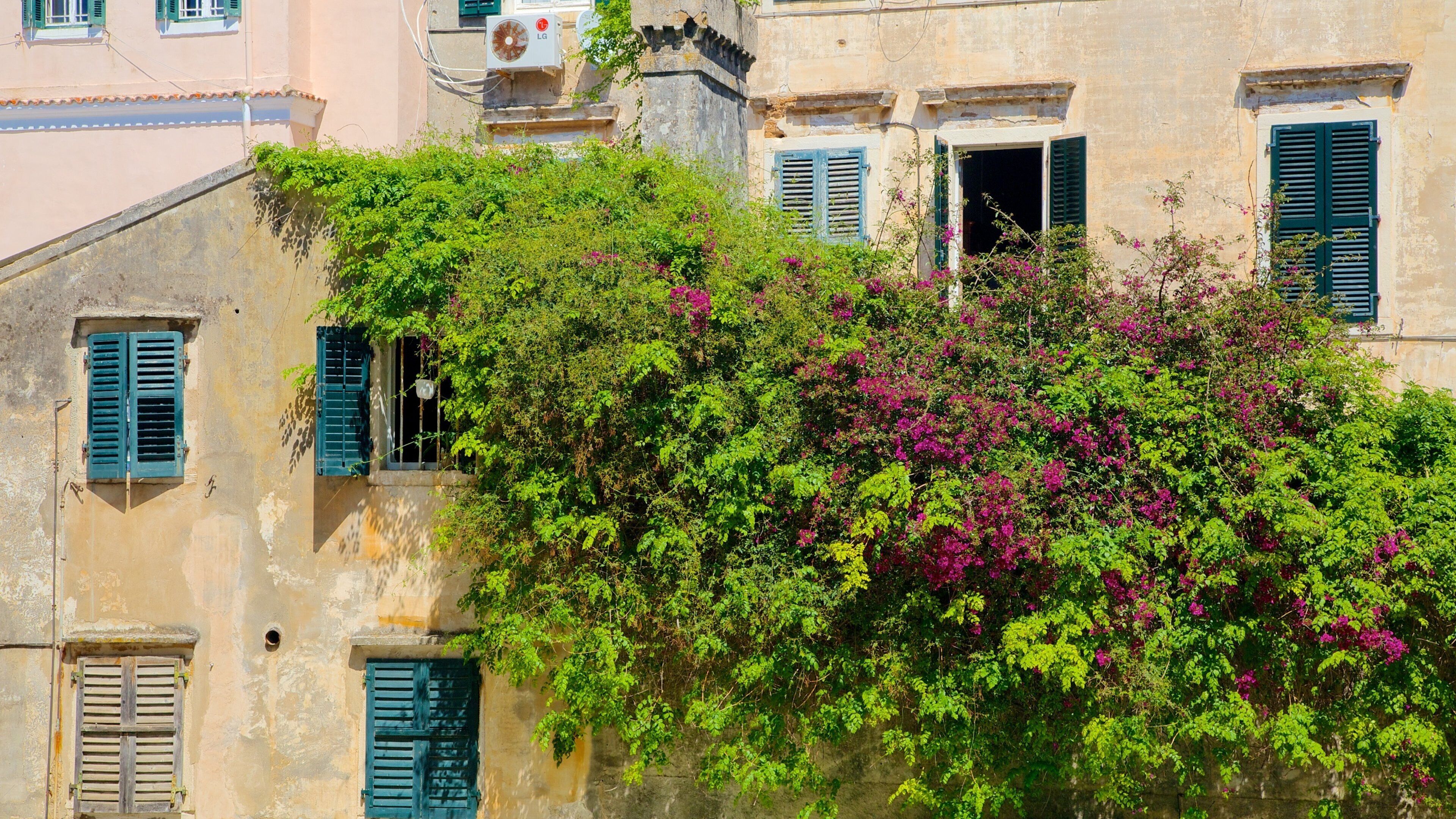 Old Town Corfu featuring heritage architecture