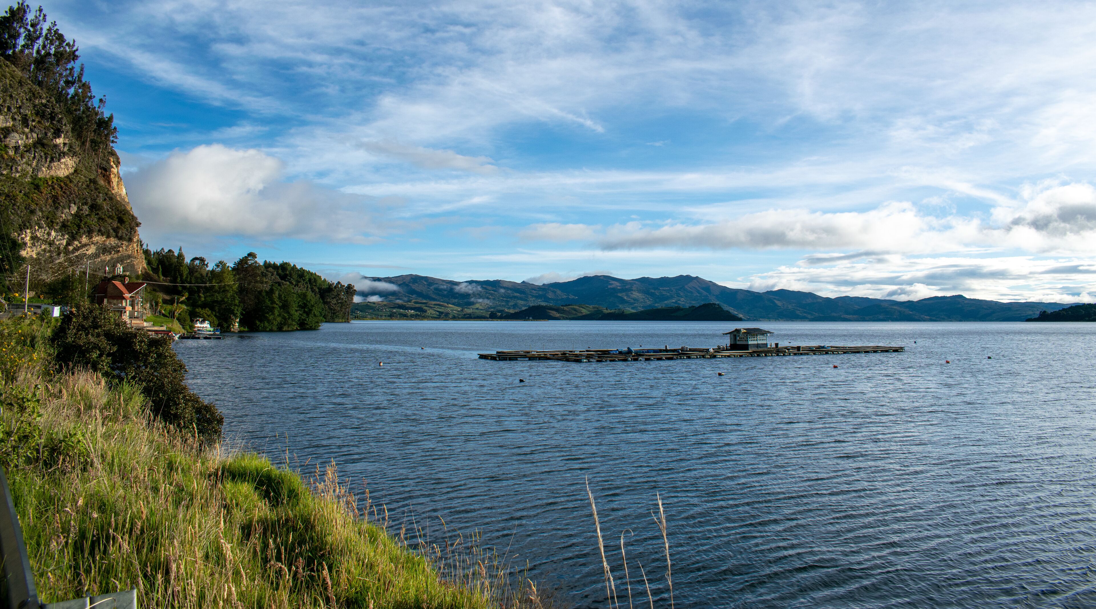 Muelles con embarcaciones, lanchas, motos de agua,  botes en la zona del lago de tota conocida como playa blanca, punto turístico de Boyacà Colombia