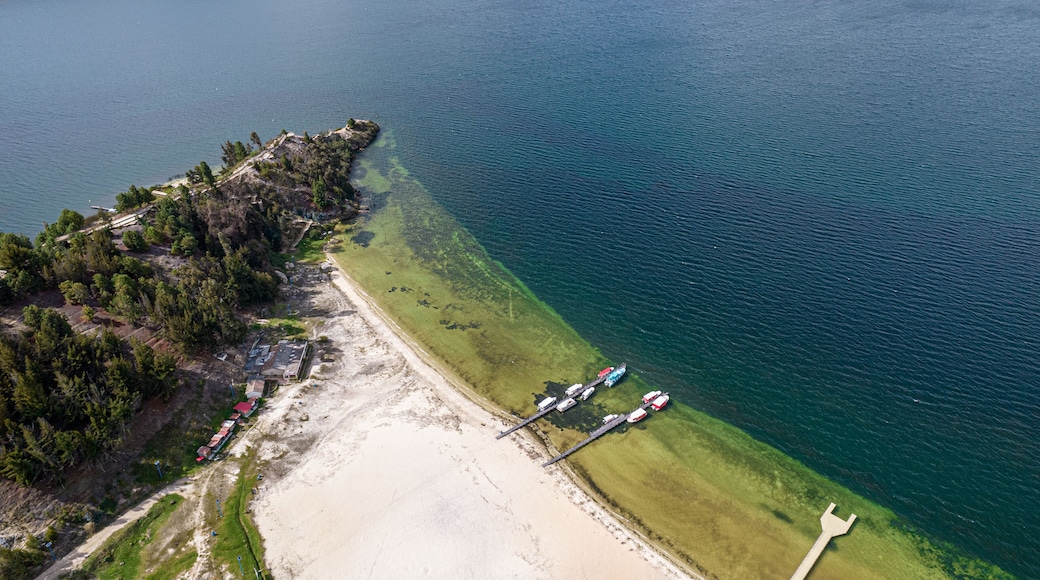 Muelles con embarcaciones, lanchas, motos de agua, botes en la zona del lago de tota conocida como playa blanca, punto turístico de Boyacà Colombia