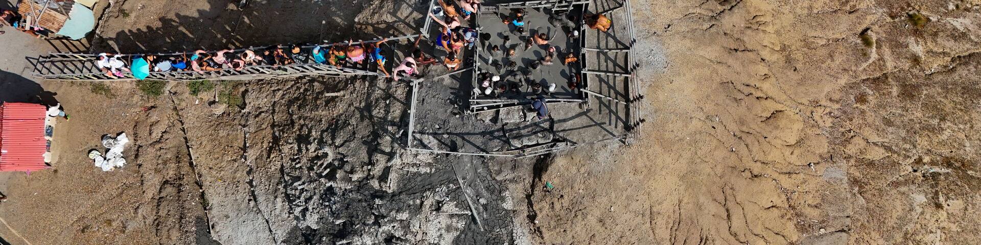 Foto aérea capturada con drone, en el volcán de lodo el Totumo y cerca al lago del mismo nombre, en el departamento de Bolívar, cerca a Cartagena, Colombia.
