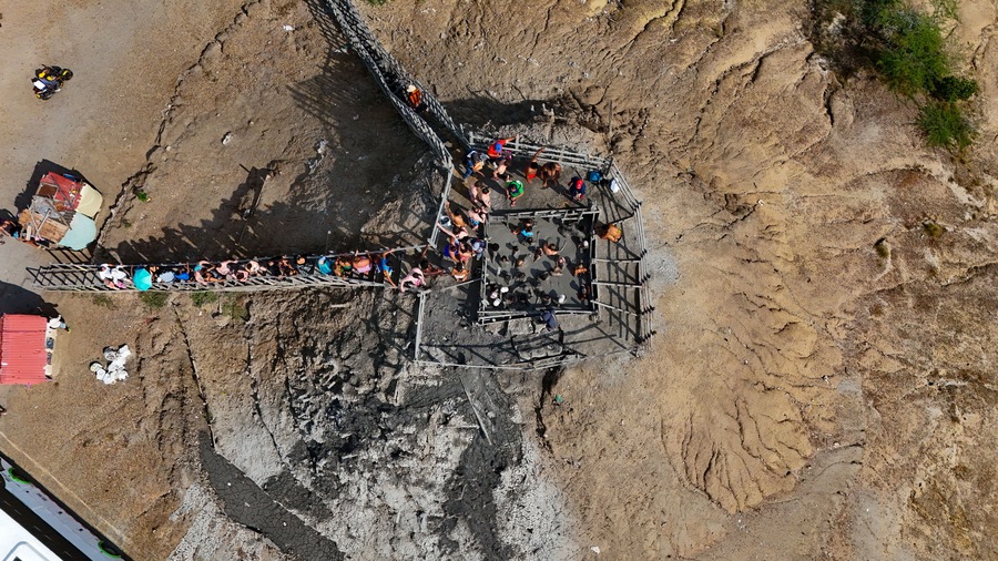 Foto aérea capturada con drone, en el volcán de lodo el Totumo y cerca al lago del mismo nombre, en el departamento de Bolívar, cerca a Cartagena, Colombia.