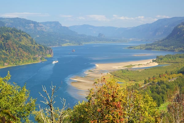 Chanticleer Point mettant en vedette riviĂšre ou ruisseau et panoramas