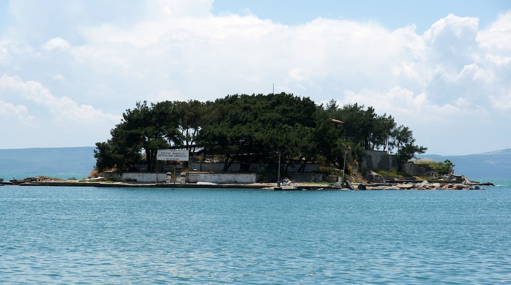 The town of Erdek, located in Balikesir, Turkey, is an important place for sea and leisure tourism.