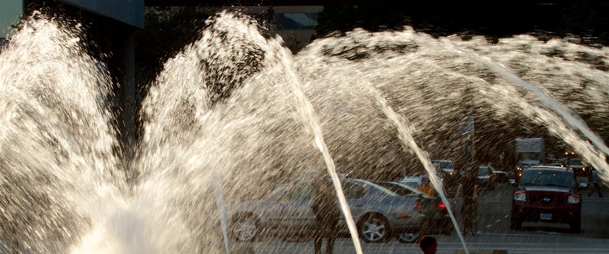 Mill Ends City Park showing a fountain as well as an individual child