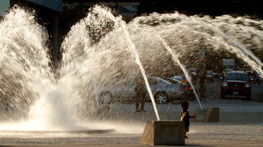 Mill Ends City Park showing a fountain as well as an individual child