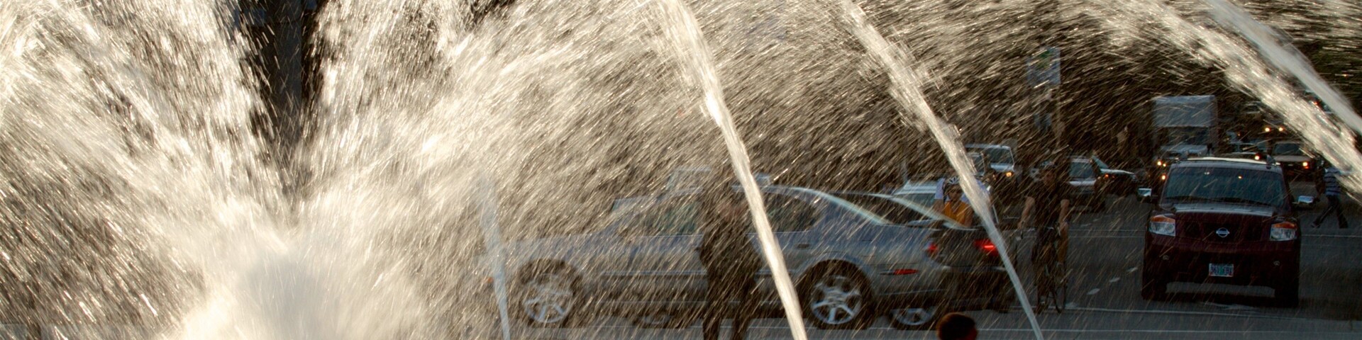 Mill Ends City Park que inclui uma fonte assim como uma criança sozinha