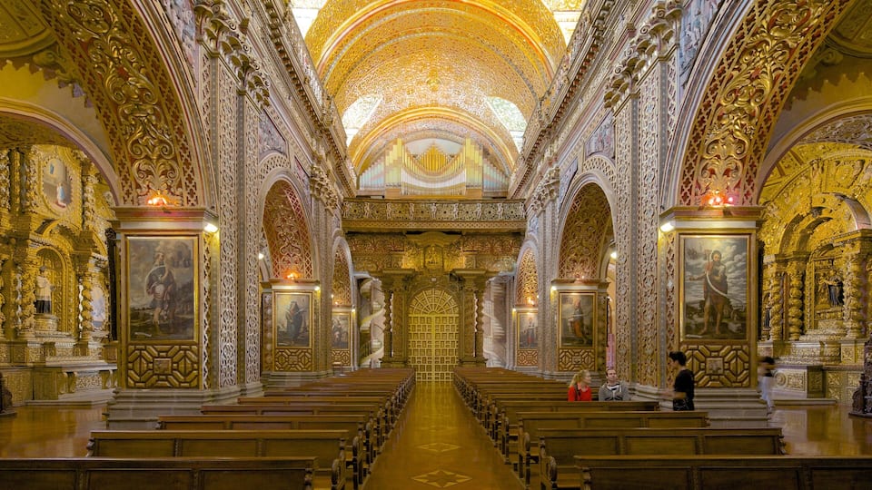 Quito som viser kulturarv, innendørs og kirke eller katedral