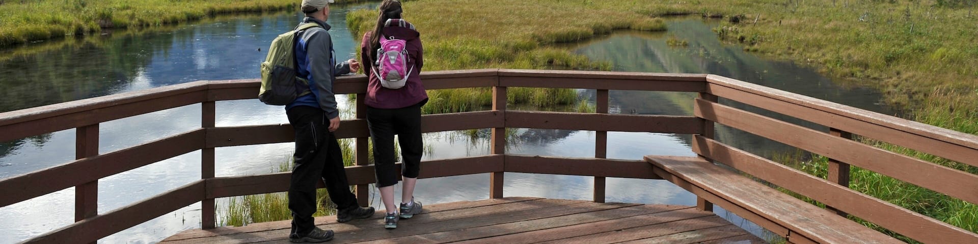 Centro de la naturaleza Eagle River que incluye escenas forestales, un lago o abrevadero y montañas