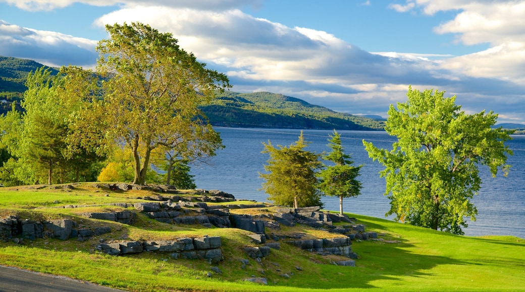 Lugar histórico estatal de Crown Point que incluye escenas tranquilas y un lago o abrevadero