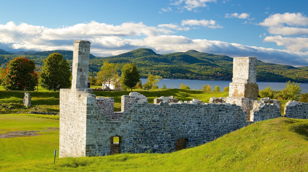 Lugar histórico estatal de Crown Point que incluye ruinas de edificios, artículos militares y escenas tranquilas