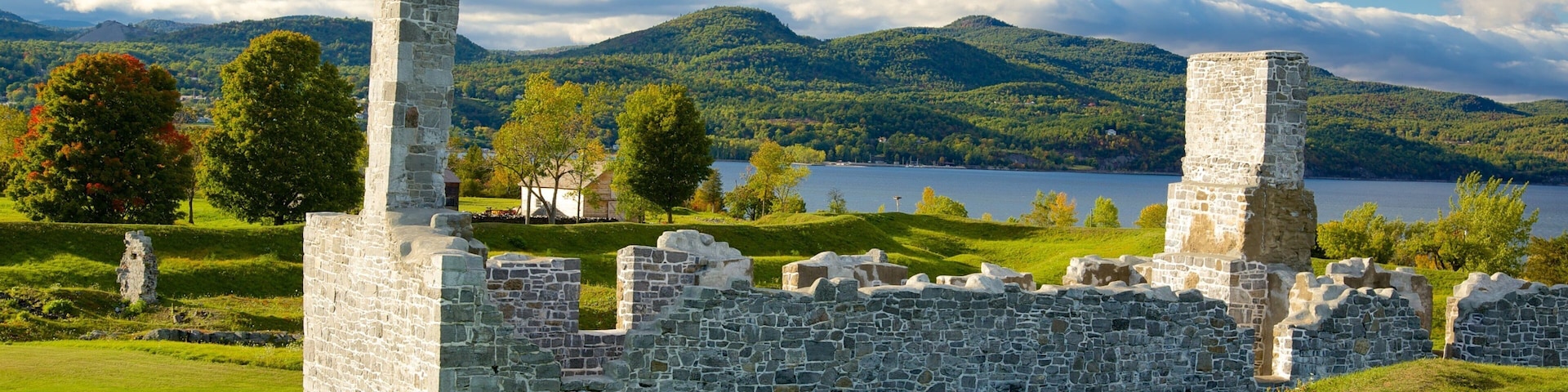 Lugar histórico estatal de Crown Point mostrando artículos militares, ruinas de edificios y un río o arroyo