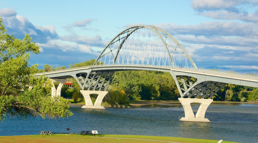 Lugar histórico estatal de Crown Point que incluye un puente, un río o arroyo y escenas tranquilas