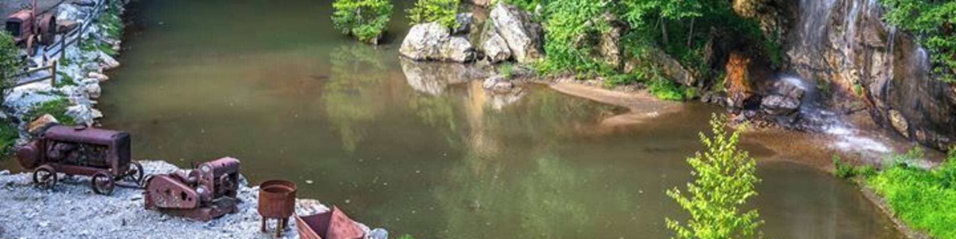 Nice place for family. Look around the museum of all the gems type they got. Go there early for the mine tour and nice beautiful cave in the back with waterfalls.