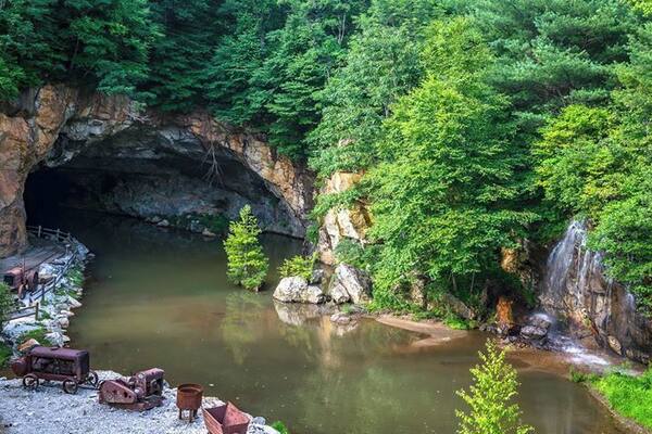 Nice place for family. Look around the museum of all the gems type they got. Go there early for the mine tour and nice beautiful cave in the back with waterfalls.