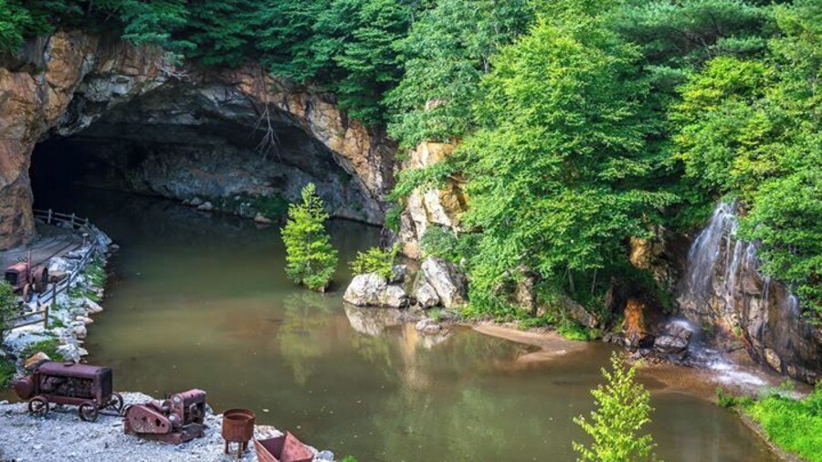 Nice place for family. Look around the museum of all the gems type they got. Go there early for the mine tour and nice beautiful cave in the back with waterfalls.