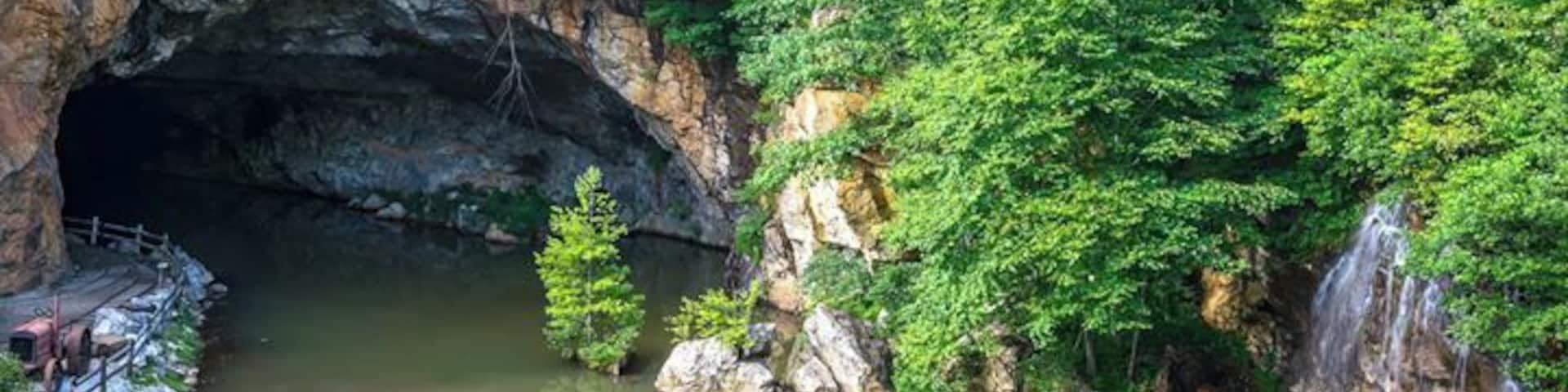 Nice place for family. Look around the museum of all the gems type they got. Go there early for the mine tour and nice beautiful cave in the back with waterfalls.