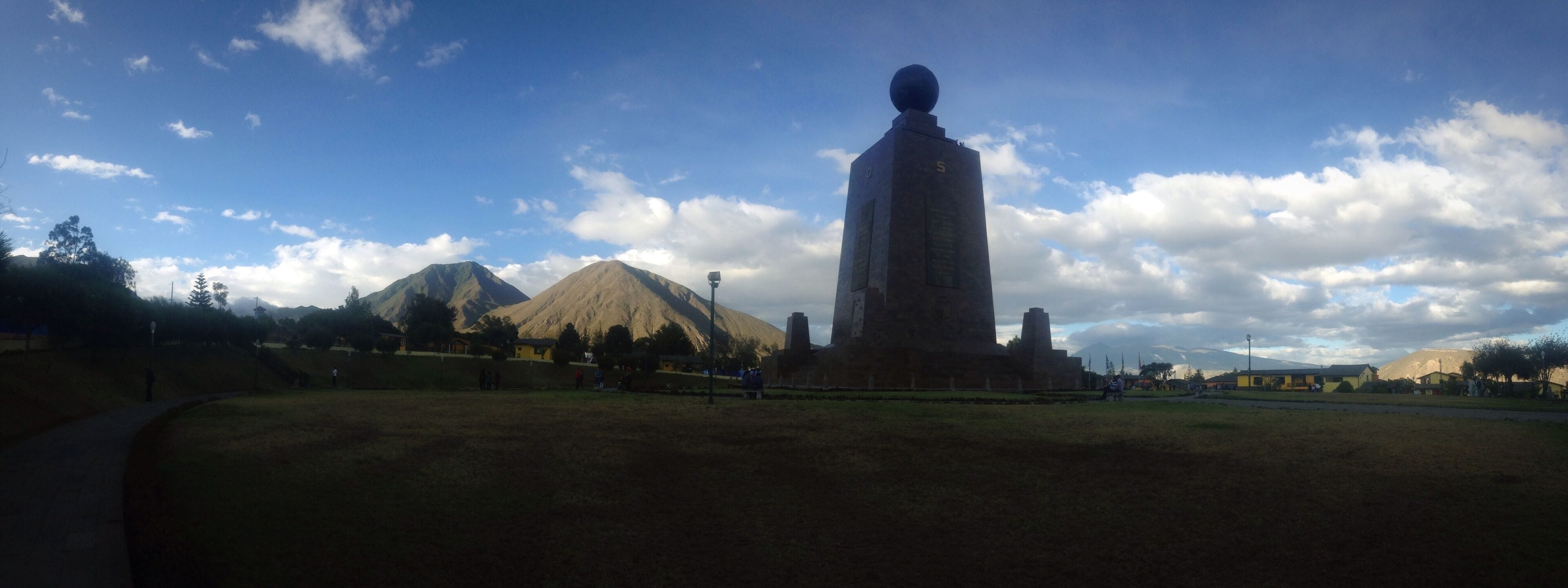 Monumento mitad del mundo