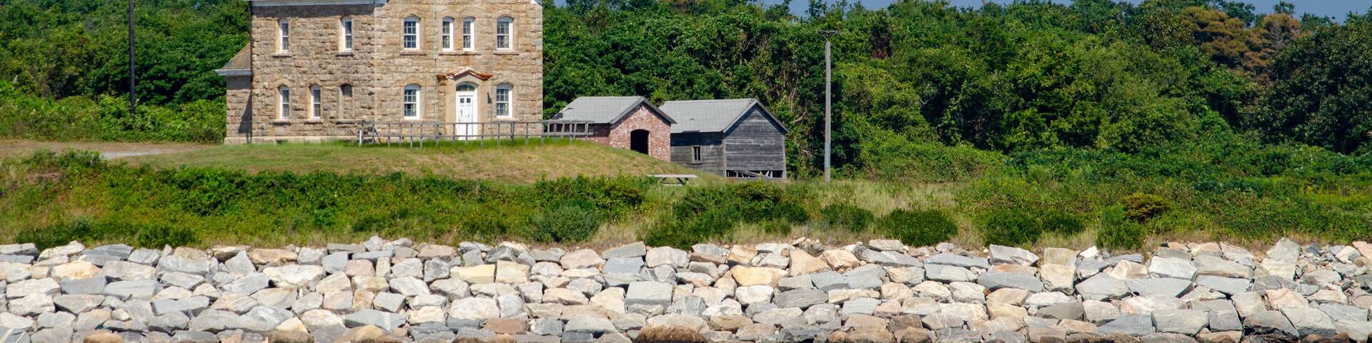 Plum Island Light is located on the western end of Plum Island, which lies east of Orient Point which in turn is at the end of the North Fork of Long Island in the US state of New York.