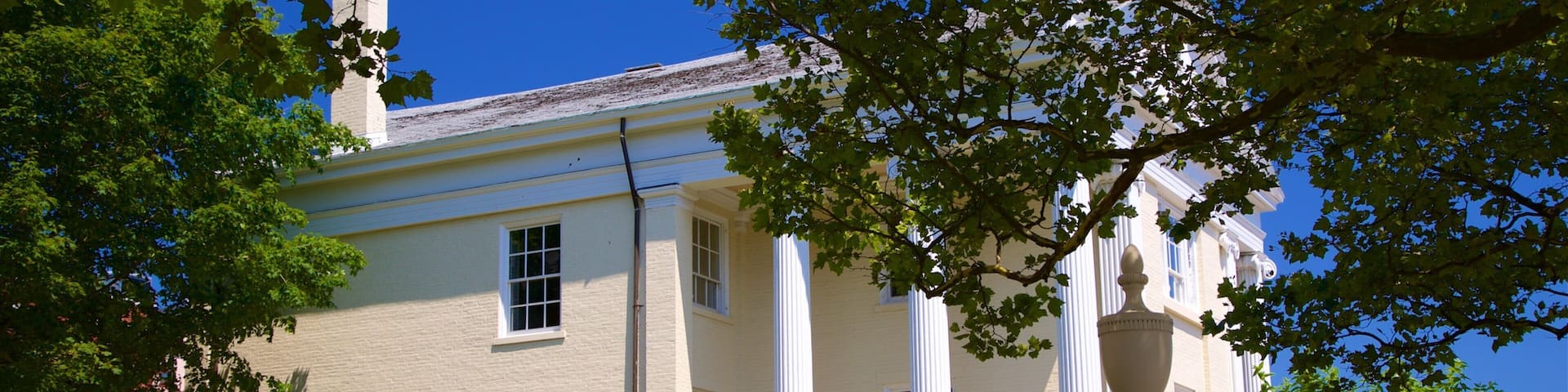 Casa de Charles Q. Clapp ofreciendo elementos del patrimonio y una casa