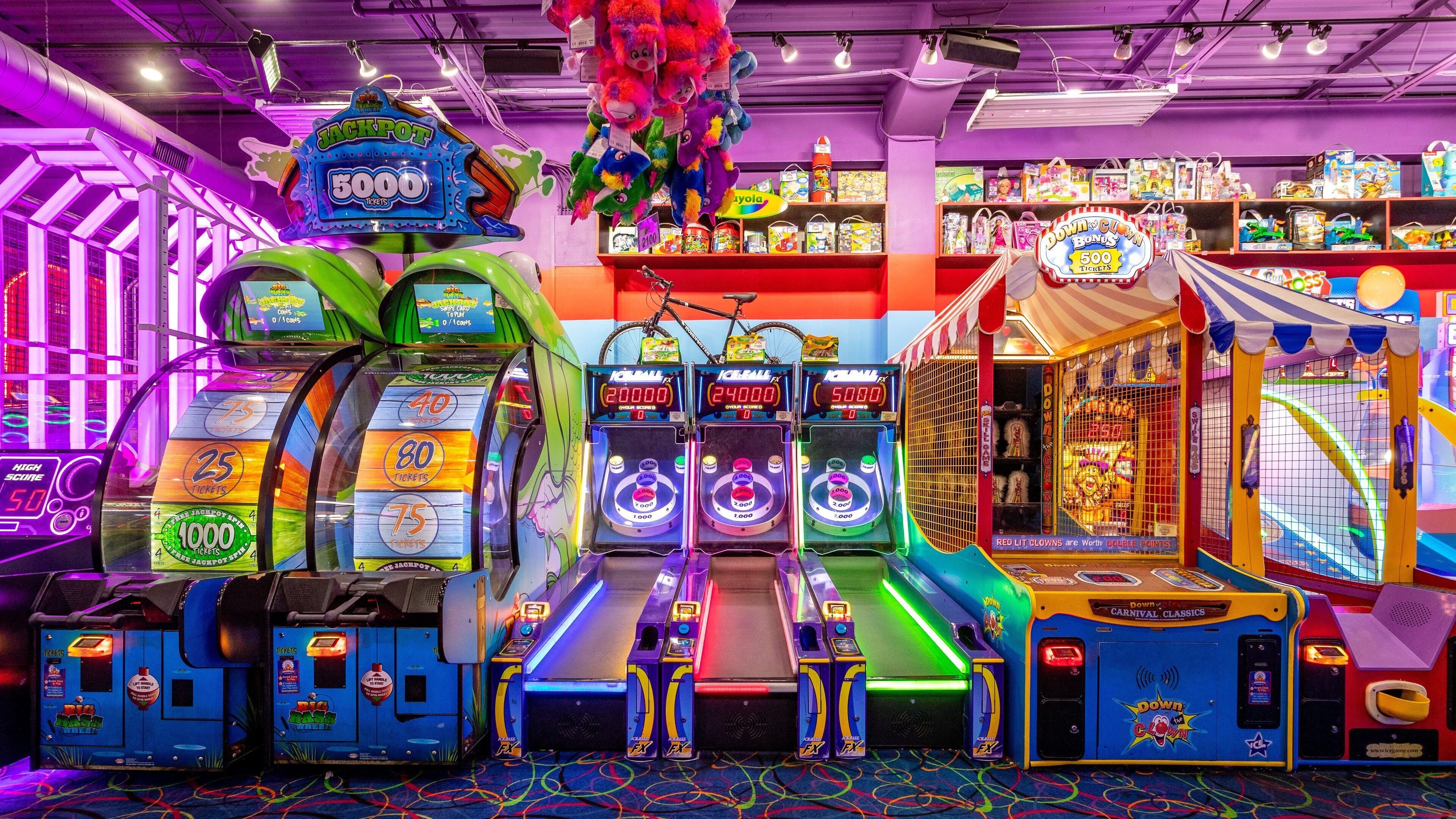 Arcade City showing interior views