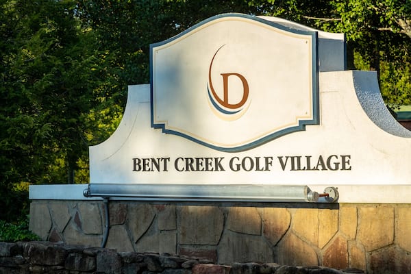 Bent Creek Golf Club showing signage