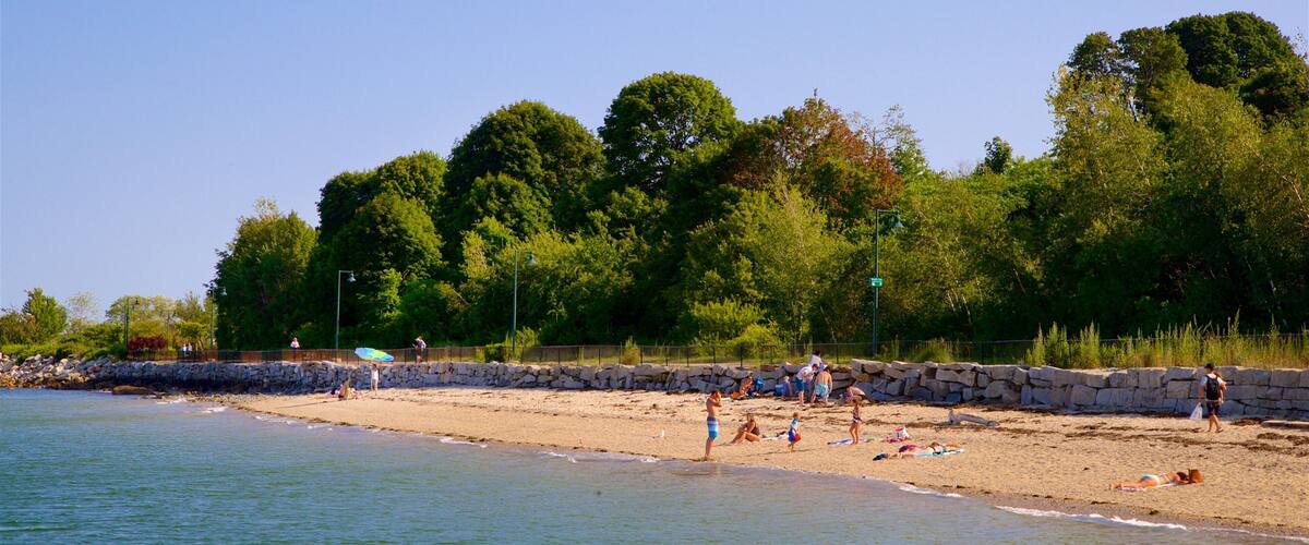 Playa East End ofreciendo una playa y vista general a la costa y también un pequeño grupo de personas