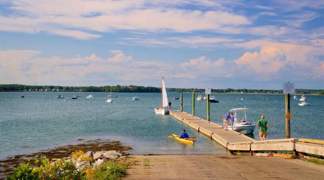 Eastern Promenade som inkluderar kustutsikter och en hamn eller havsbukt såväl som en liten grupp av människor