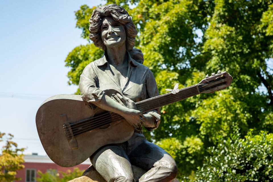 Een standbeeld van een persoon die gitaar speelt.