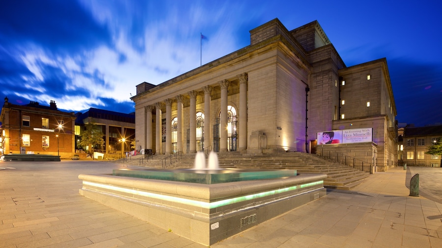 Sheffield City Hall toont een fontein, nachtleven en theaters