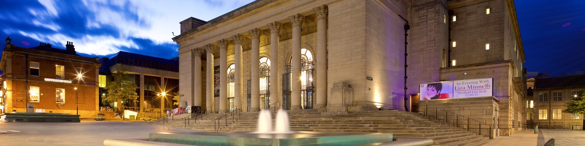 HÎtel de ville de Sheffield mettant en vedette scÚnes de théùtre, patrimoine architectural et fontaine