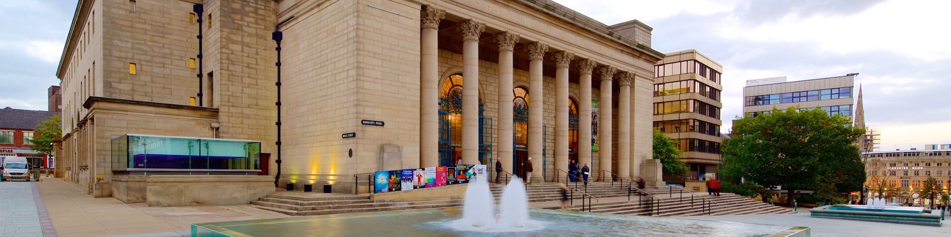 Ayuntamiento de Sheffield ofreciendo escenas de teatro, una fuente y arquitectura patrimonial