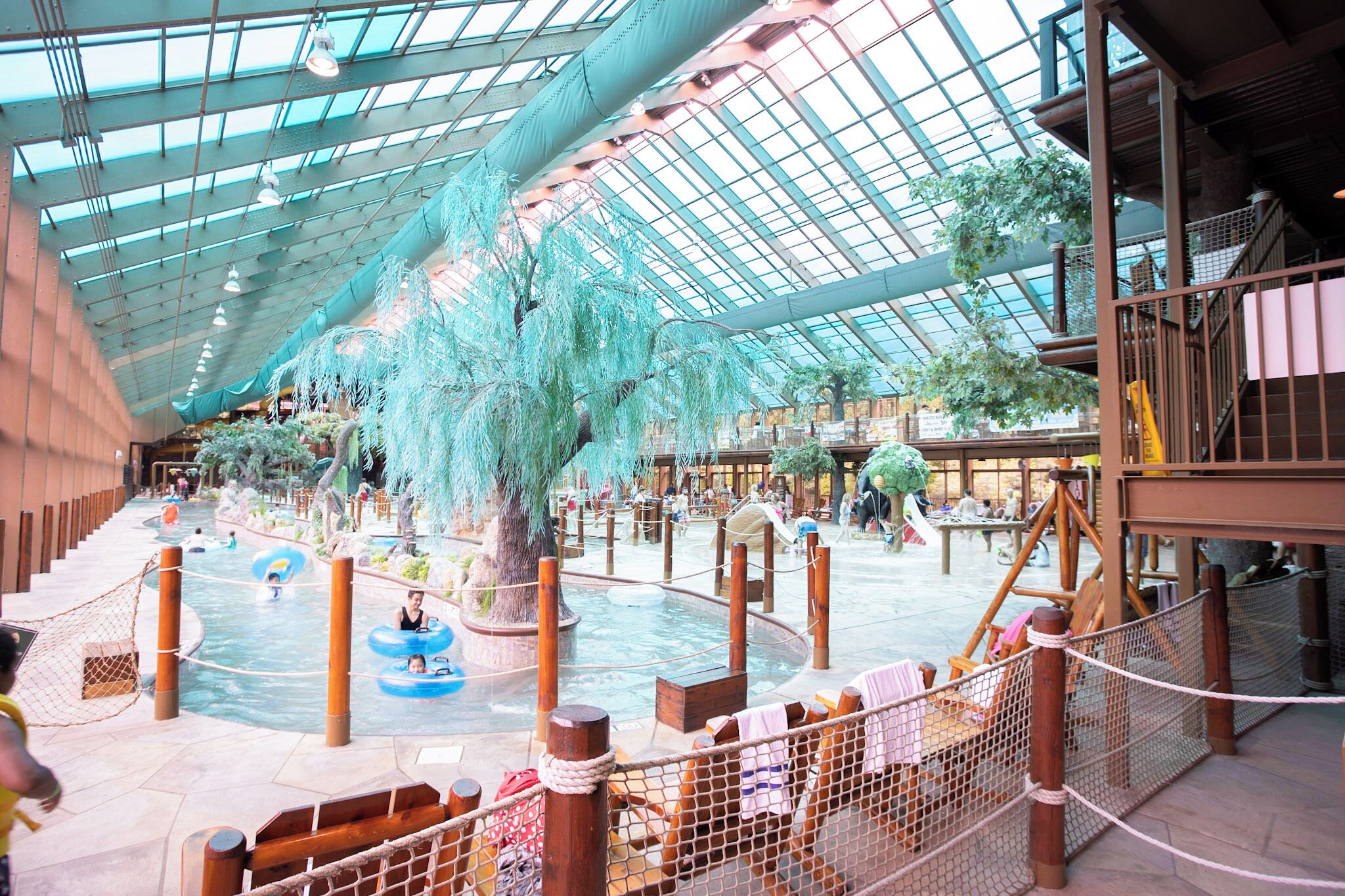 Gatlinburg_WildBearFallsIndoorWaterpark_6326714_01