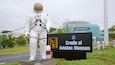 Estátua de um astronauta em frente ao Museu Cradle of Aviation.