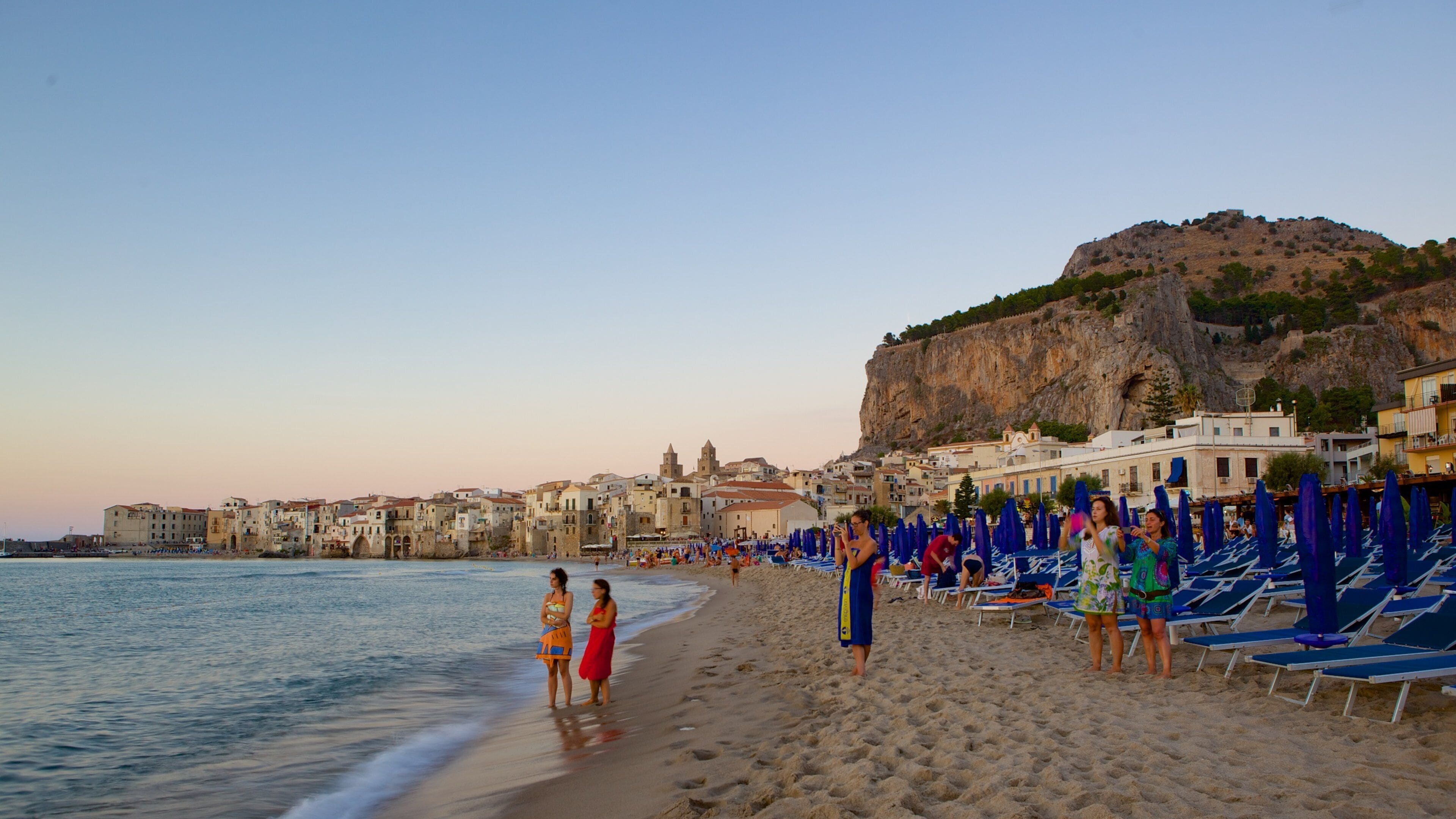 Rocca i Cefalu som viser kystby og strand