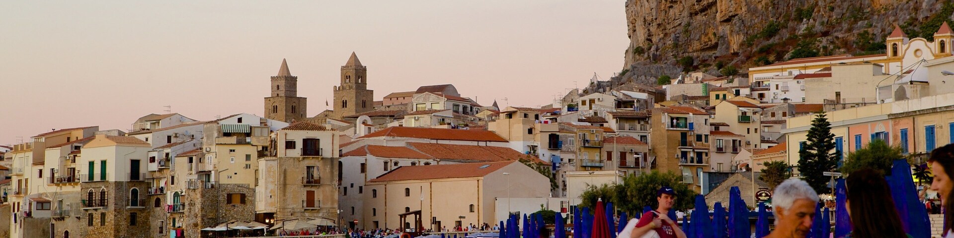 Rocca de Cefalu mostrando uma praia, uma cidade litorânea e arquitetura de patrimônio