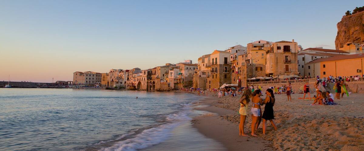 Rocca de Cefalu qui includes plage de sable et ville cĂŽtiĂšre aussi bien que petit groupe de personnes