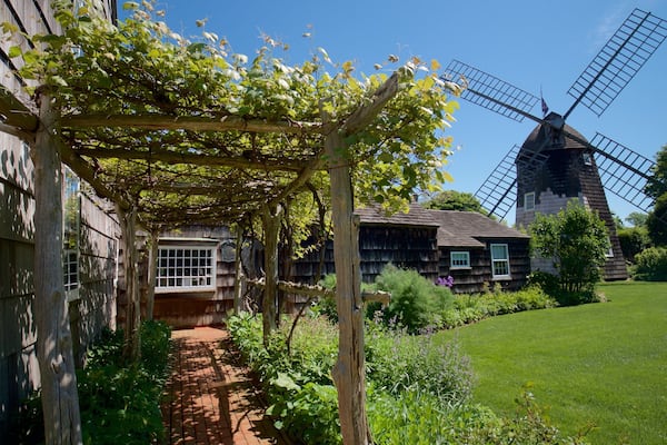 Home Sweet Home Museum mit einem Geschichtliches und Windmühle
