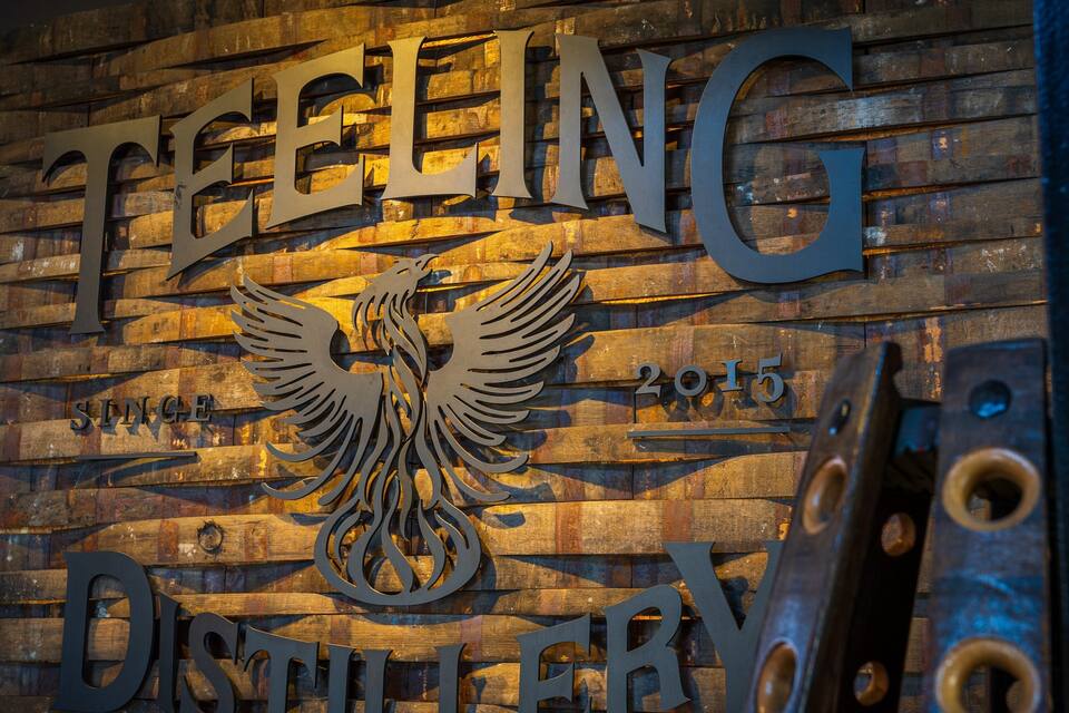 Un mur en bois portant l’inscription « TEELING DISTILLERY » et l’année « 2015 ».
