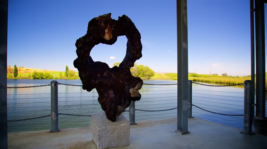 Centro de exposiciones Di Rosa mostrando vistas de interior, un lago o laguna y arte