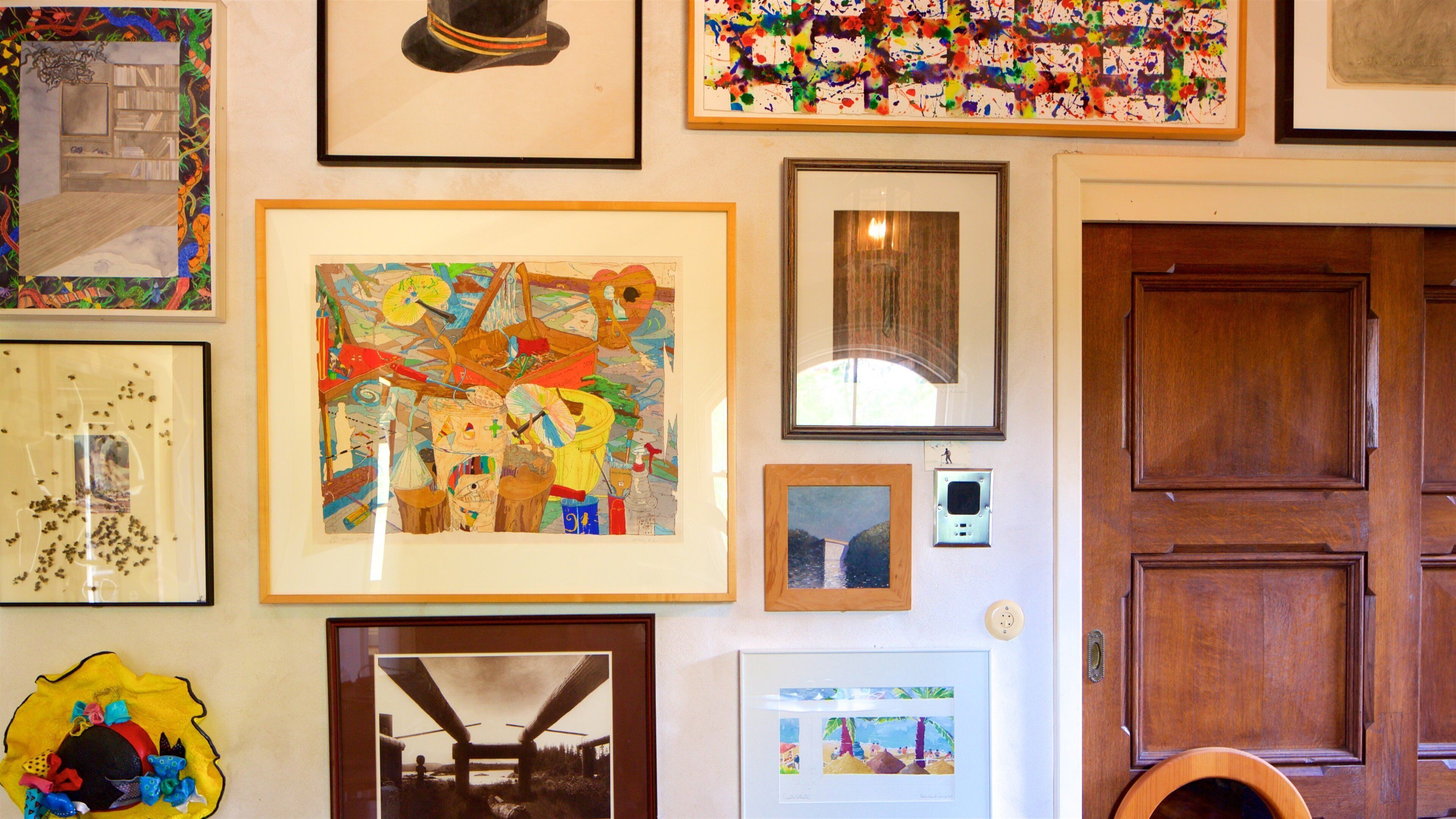 Centro de exposiciones Di Rosa que incluye vistas de interior y arte