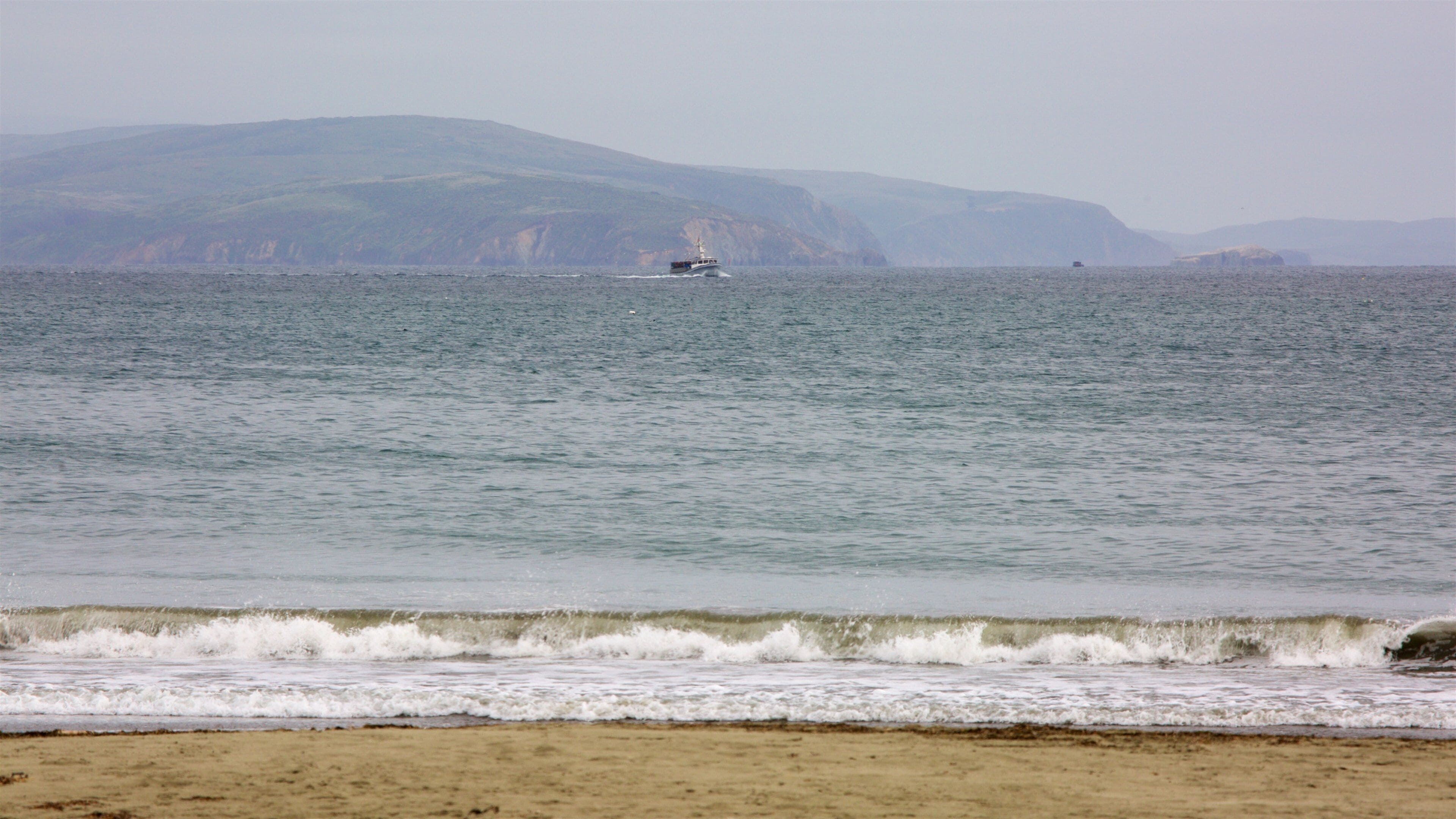 Strand von Doran das einen allgemeine Küstenansicht und Strand