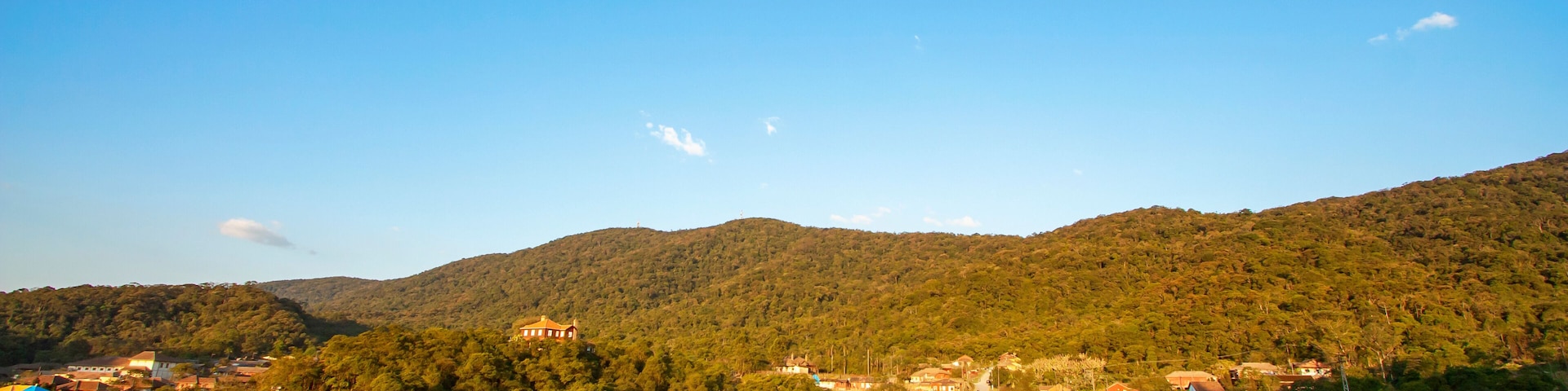 Trens e trilhos na cidade de Paranapiacaba, Santo André, Brasil, durante o pôr-do-sol.