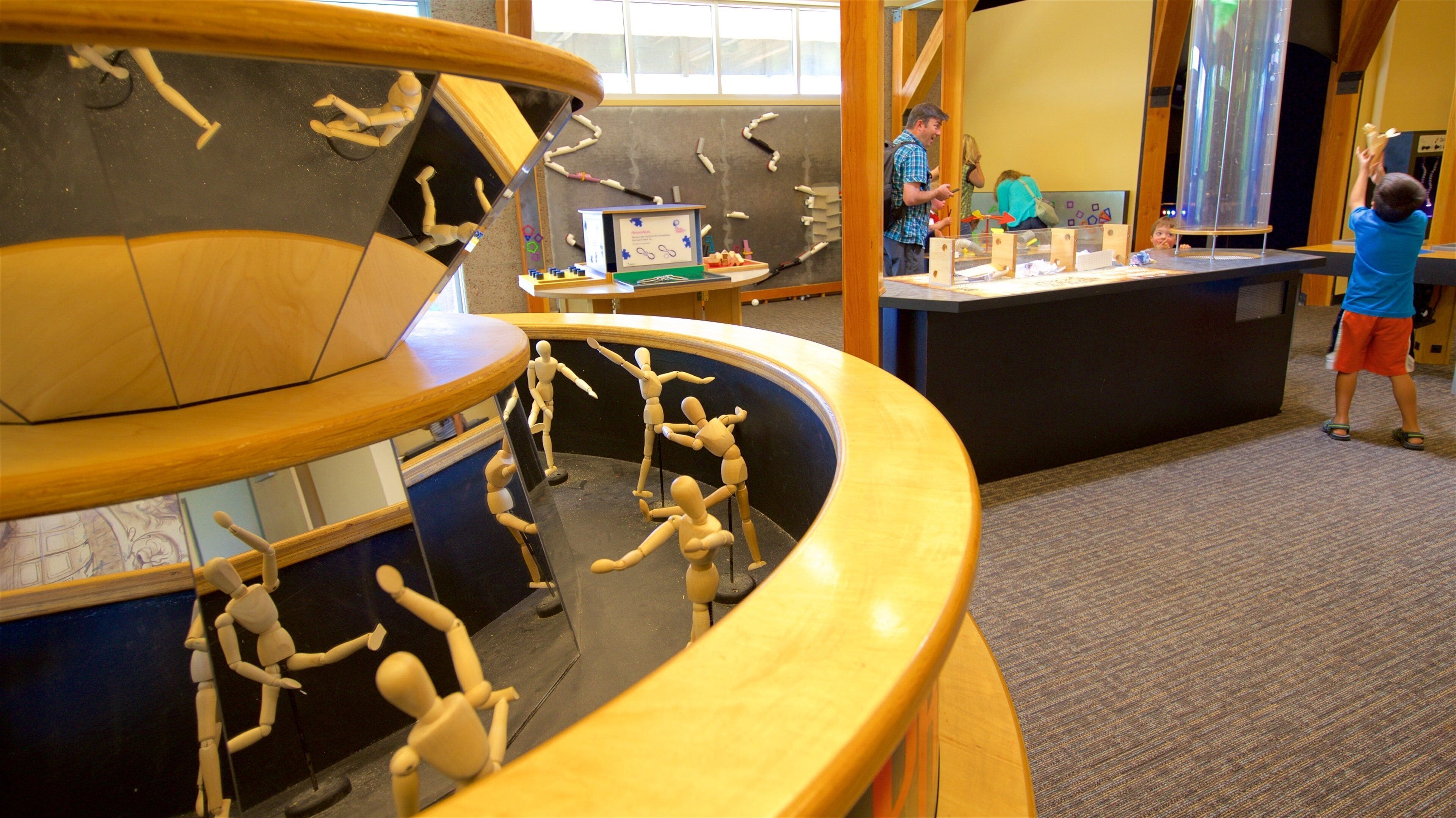 Terry Lee Wells Nevada Discovery Museum bevat interieur en ook een kind