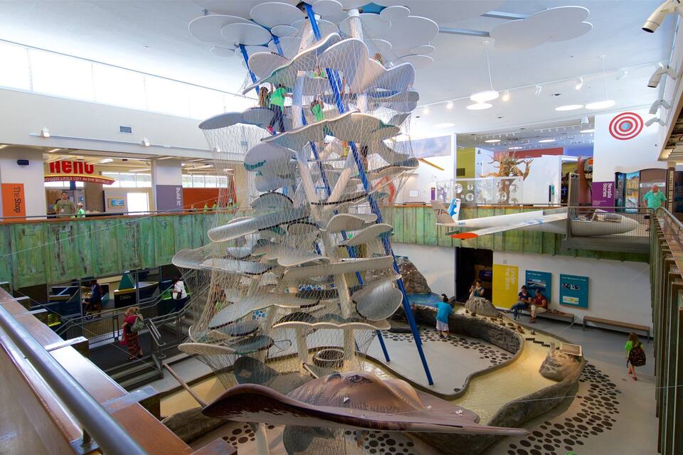 Un centre commercial avec une grande sculpture métallique complexe qui se trouve au centre.
