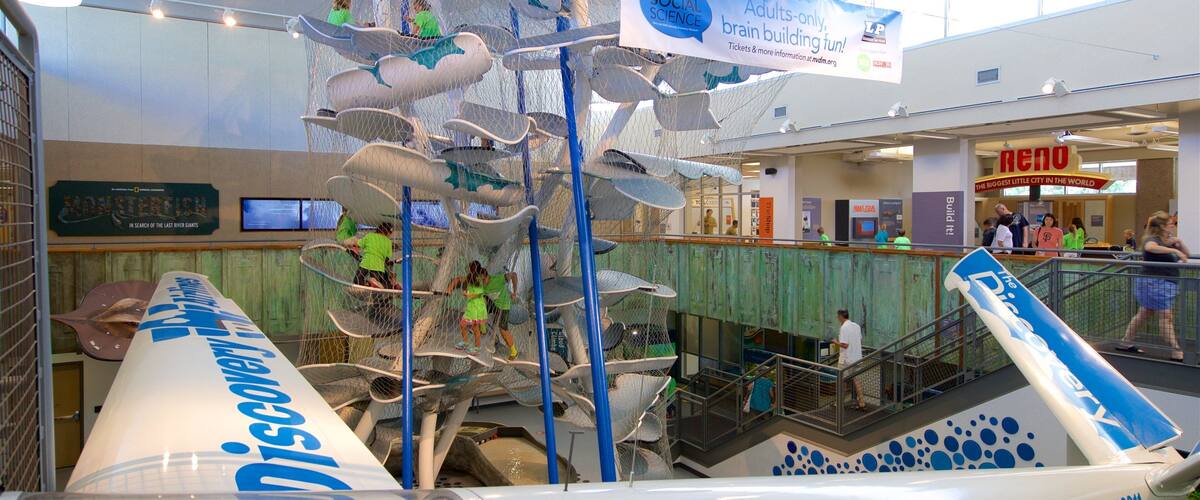 Terry Lee Wells Nevada Discovery Museum mostrando area giochi e vista interna cosi come bambini