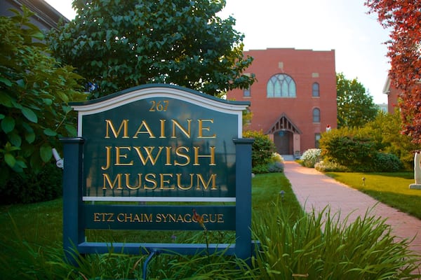 Musée hébraïque du Maine mettant en vedette signalisation et jardin