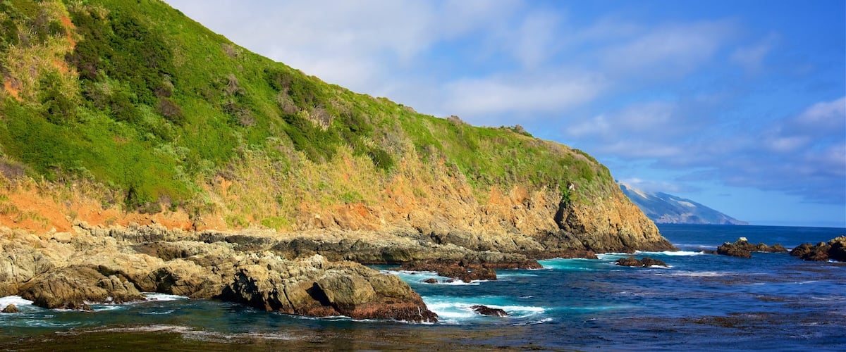 Enseada de Partington que inclui montanhas e litoral rochoso